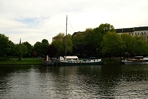 Landwehrkanal am Urbanhafen, ancien port fluvial am Urbanhafen sur le Landwehrkanal