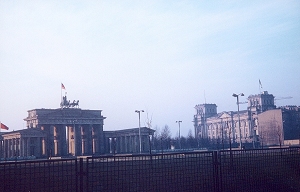 Pariser Platz und Brandenburger Tor um 1967, la Pariser Platz et la Porte de Brandebourg en 1967
